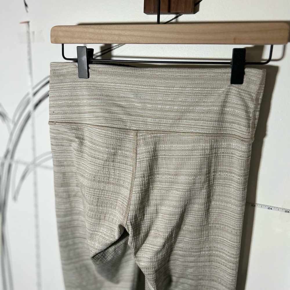 Athleta Cream Textured Women’s Capri Leggings, Size Small, Inner Pocket - Picture 10 of 11